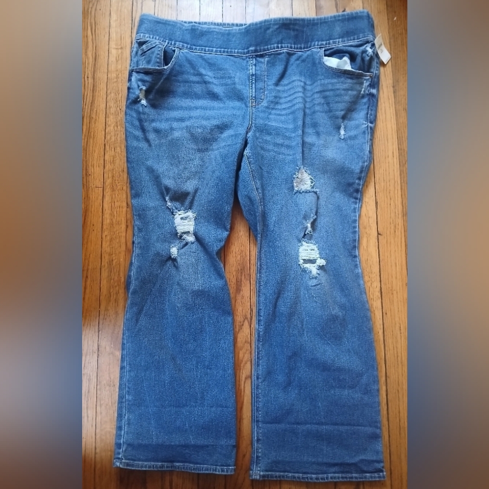 NWT Old Navy Bootcut Women's Pull On Distressed Denim Jeans. Size 26 Plus Short